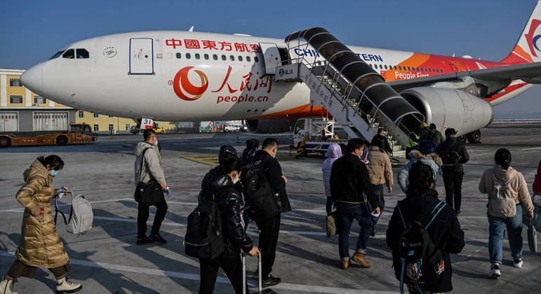 Passageiros que chegam da China enfrentam regras mais duras para entrar em 20 países