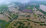 Imagem aérea mostra a situação de Itapetinga, na Bahia, com a inundação