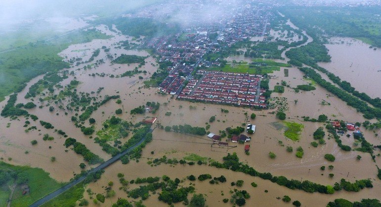 Imagem aérea mostra a situação de Itapetinga, na Bahia, com a inundação