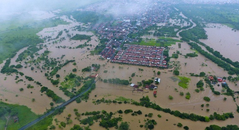 Imagem aérea mostra a situação de Itapetininga, na Bahia, com a inundação