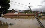 Poste fica torto em inundação em Itapetinga