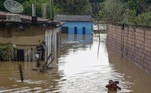 Homem resgata cachorro da enchente em Itapetinga, na Bahia