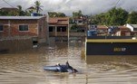 Menino brinca na enchente em Itapetinga, na Bahia