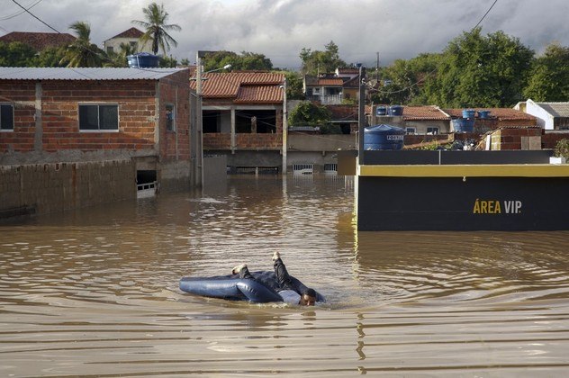 Moradores são resgatados de inundação em Itapetinga, na Bahia - Fotos - R7  Cidades