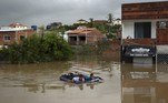 Meninos brincam em boia na inundação em Itapetinga, na Bahia