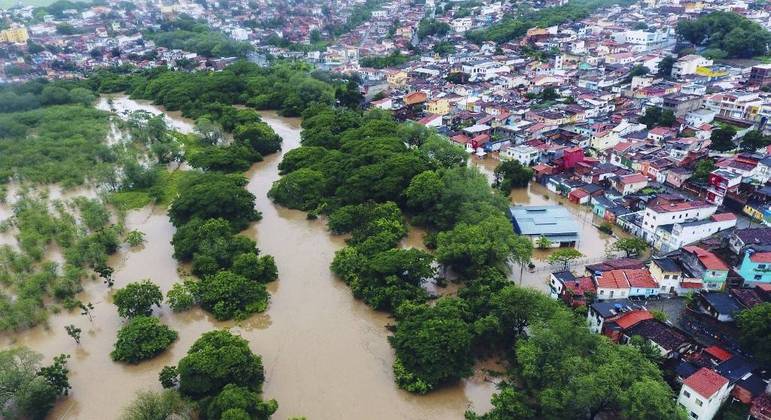Imagem aérea mostra a situação de Itapetinga, na Bahia, com a inundação