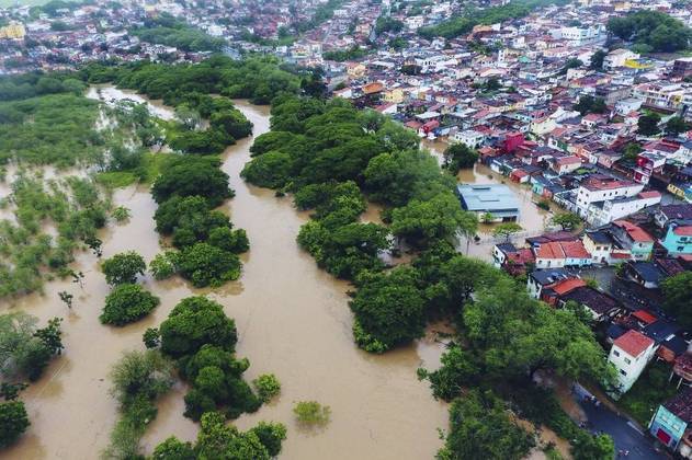 Imagem aérea mostra a situação de Itapetinga, na Bahia, com a inundação