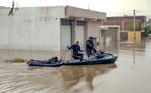 Homem é resgatado das inundações na cidade de Itapetinga