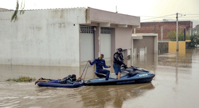 Homem é resgatado das inundações na cidade de Itapetinga