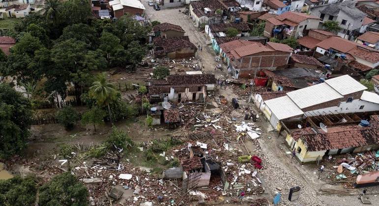 Imagem aérea mostra a destruição em Itambé (BA) provocada pela enchente