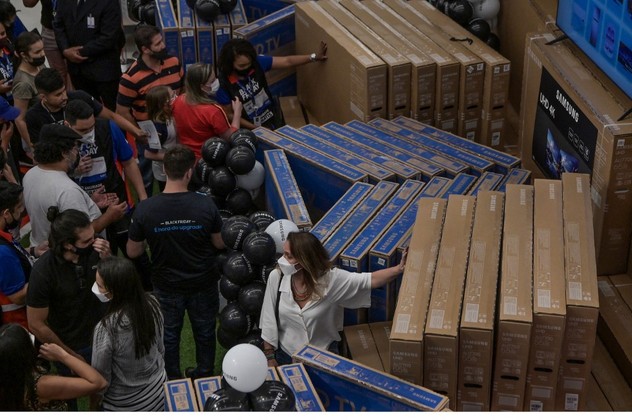 Shoppers buy TV sets at a megastore during a Black Friday sale in Sao Paulo, Brazil, on November 25, 2021.
NELSON ALMEIDA / AFP