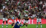 O meia Felipe Melo e Marcelo, do Fluminense, reagem quando o atacante uruguaio Edinson Cavani, do Boca Juniors, cai ao lado do meia André Trindade, do Fluminense