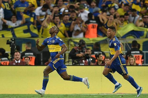 O zagueiro Luis Advincula, do Boca Juniors, comemora com Frank Fabra, o primeiro gol dos argentinos