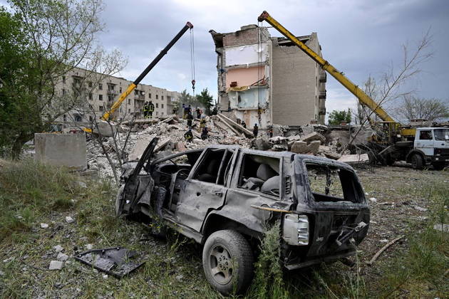 O edifício ficou parcialmente destruído e as equipes de emergência trabalham no local