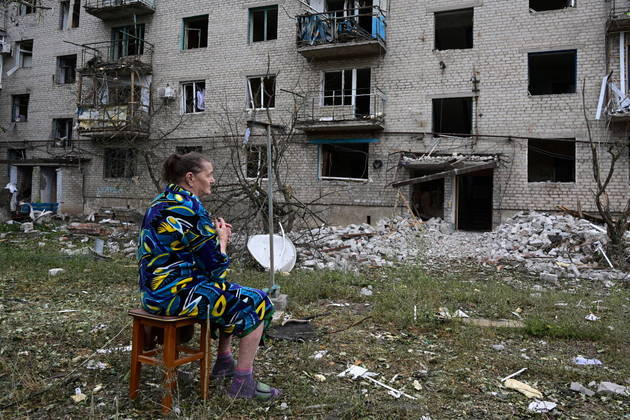 Quinze pessoas morreram e 24 permanecem sob os escombros de um edifício residencial em Chasiv Yar, leste da Ucrânia, atingido por um bombardeio das tropas russas, informaram as autoridades locais neste domingo (10)