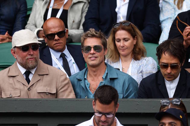 O ator americano Brad Pitt, que fez diversos filmes de sucesso, apostou nesse visual despojado para acompanhar a partida...