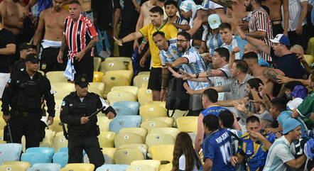 Confusão entre torcidas atrasou início de Brasil x Argentina

