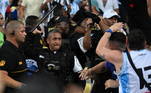 O jogo entre Brasil e Argentina nem sequer havia começado quando uma briga generalizada tomou conta do Maracanã nesta terça-feira (21). Durante a execução dos hinos nacionais, torcedores das duas nações trocaram provocações, até que as 'brincadeiras' deram lugar a uma confusão que durou quase meia hora