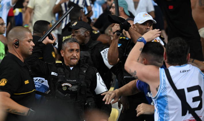 O jogo entre Brasil e Argentina nem sequer havia começado quando uma briga generalizada tomou conta do Maracanã nesta terça-feira (21). Durante a execução dos hinos nacionais, torcedores das duas nações trocaram provocações, até que as 'brincadeiras' deram lugar a uma confusão que durou quase meia hora