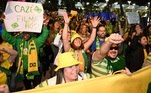 Os torcedores do Brasil chegaram cedo ao estádio Melbourne Rectangular para acompanhar a seleção brasileira contra a Jamaica, na disputa pelas oitavas de final da Copa do Mundo, nesta quarta-feira (2)