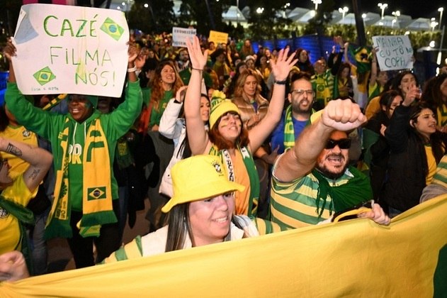 Os torcedores do Brasil chegaram cedo ao estádio Melbourne Rectangular para acompanhar a seleção brasileira contra a Jamaica, na disputa pelas oitavas de final da Copa do Mundo, nesta quarta-feira (2)