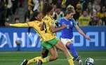 A zagueira Tamires teve as duas melhores chances de gol do Brasil no primeiro tempo, mas ela parou na goleira Spencer
