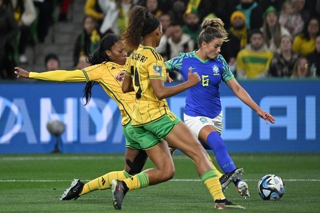A zagueira Tamires teve as duas melhores chances de gol do Brasil no primeiro tempo, mas ela parou na goleira Spencer