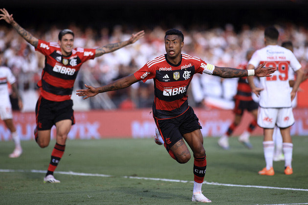 Gol do Flamengo! Bruno Henrique aproveitou a sobra de Rafael e empurrou a bola para dentro do gol do São Paulo, deixando tudo igual na conquista do título