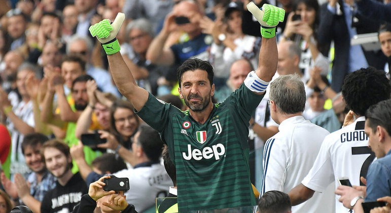 Gianluigi Buffon Em agosto, aos 45 anos, o lendário goleiro italiano anunciou que estava deixando os gramados. Campeão do mundo em 2006 com a 