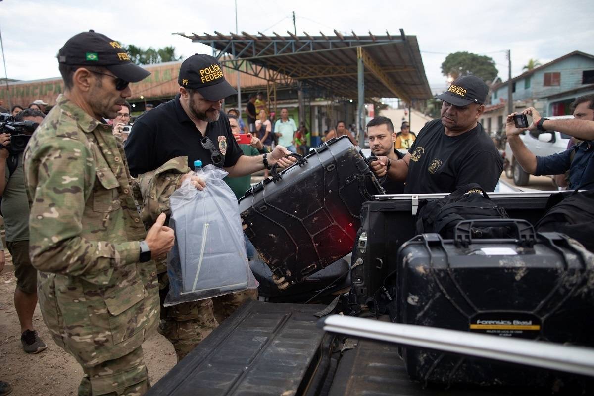 Agentes da Polícia Federal após operação na comunidade de São Rafael, no âmbito da busca por Dom Phillips e Bruno Pereira 