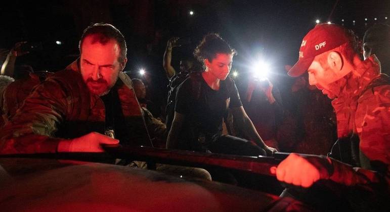 Polícia Federal chega em Atalaia do Norte com o que se acredita serem os corpos de Dom Phillips e Bruno Pereira, em 15 de junho de 2022 