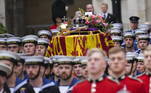 O caixão com o corpo de Elizabeth 2ª deixou o Palácio de Westminster pontualmente às 6h44 e chegou à Abadia de Westminster às 6h52. Oito militares entraram com o caixão na abadia, onde chegou em uma carreata da Marinha acompanhada por dezenas de militares 