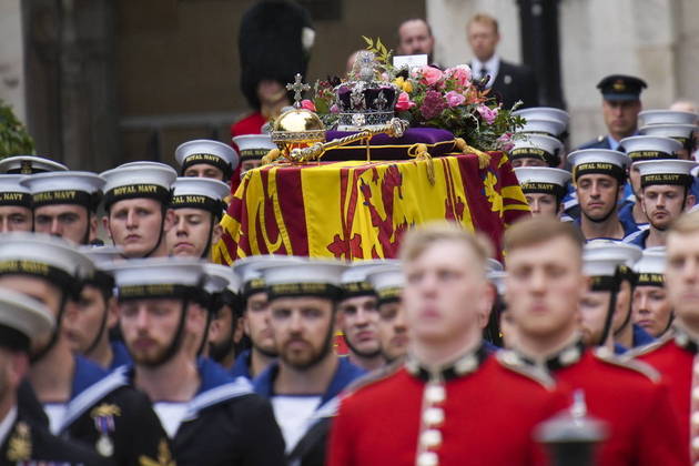 O caixão com o corpo de Elizabeth 2ª deixou o Palácio de Westminster pontualmente às 6h44 e chegou à Abadia de Westminster às 6h52. Oito militares entraram com o caixão na abadia, onde chegou em uma carreata da Marinha acompanhada por dezenas de militares 