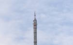 Esta é a primeira missão a viajar para Tiangong desde que a missão entrou na fase 'de aplicação e desenvolvimento', informou o governo chinês. Uma vez em órbita, a Shenzhou-16 será acoplada ao módulo central Tianhe da estação antes que a tripulação entre em contato com os três astronautas da missão tripulada anterior, Shenzhou-15, que está há seis meses no espaço e retornará à Terra nos próximos dias