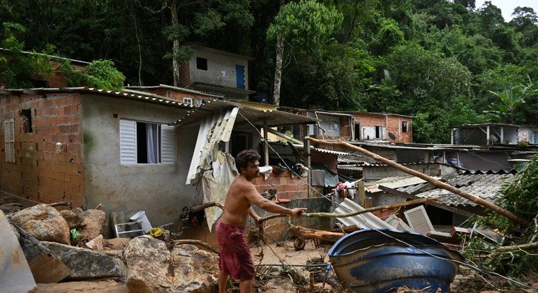 Destruição causada por fortes enchentes no litoral de São Paulo
