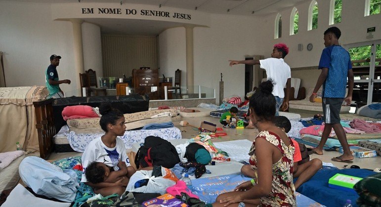Moradores de Juquehy, em São Sebastião, vão para abrigo após temporal