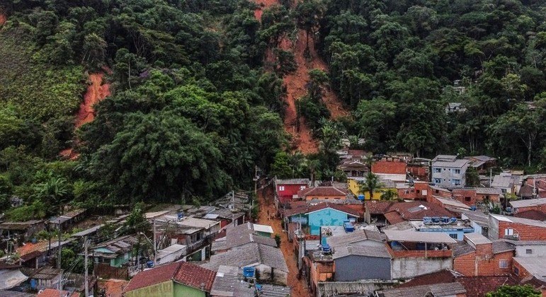  Foram confirmados 36 óbitos,  1.730 desalojados e 766 desabrigados