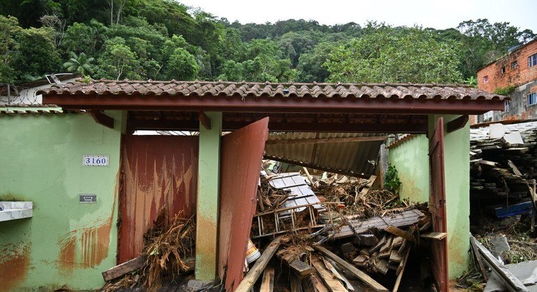 Destruição causada por fortes enchentes no litoral de São Paulo