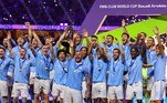 Jogadores do Manchester City recebem o troféu de campeão do mundo da Fifa• Clique aqui e receba as notícias do R7 Esportes no seu WhatsApp