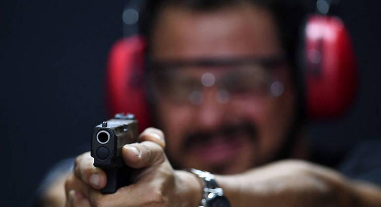Homem pratica em clube de tiro em Brasília, em abril de 2021
