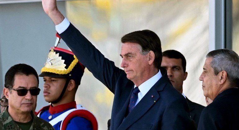 Horas antes da votação, Bolsonaro participou de evento em que tanques desfilaram na Esplanada dos Ministérios