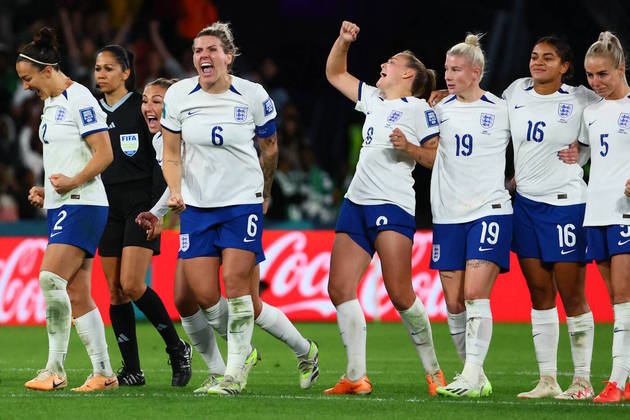 O time inglês começou a disputa de pênaltis com uma cobrança para fora de Georgia Stanway, mas Desire Oparanozie também desperdiçou para a Nigéria. Na sequência, Bethany England acertou a primeira da Inglaterra e a nigeriana Michelle Alozie bateu por cima do gol, dando a vantagem às inglesas, que não erraram até a cobrança decisiva de Chloe Kelly. A Inglaterra, que no ano passado venceu a Euro, era amplamente favorita contra a Nigéria, 40ª colocada no ranking da Fifa, mas as africanas confirmaram que tinham condições de jogar de igual para igual contra qualquer seleção na Copa do Mundo