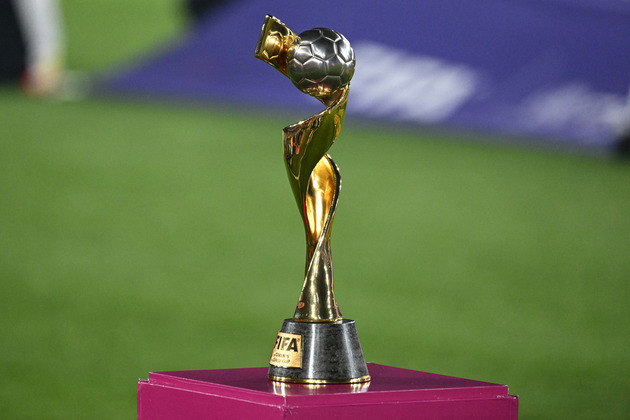 Antes da partida, o troféu, feito de prata e revestido em ouro amarelo e branco, foi exposto. Ele mede 47cm de altura, pesa cerca de 4,6kg