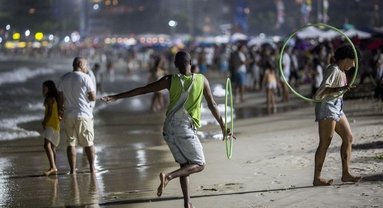 Festa do Ano-Novo na areia da praia de Copacabana