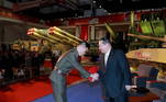 O ditador Kim Jong-un cumprimentou alguns militares que receberam condecorações durante a exibição