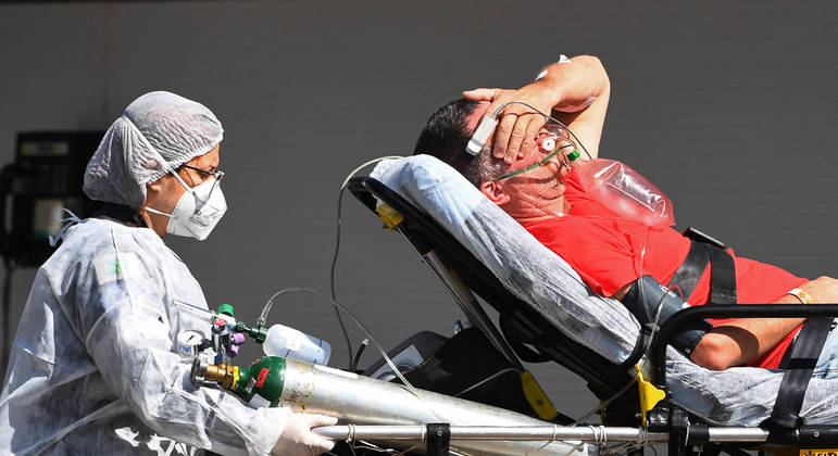 Média móvel de mortes continua abaixo de 2 mil após pico em abril

