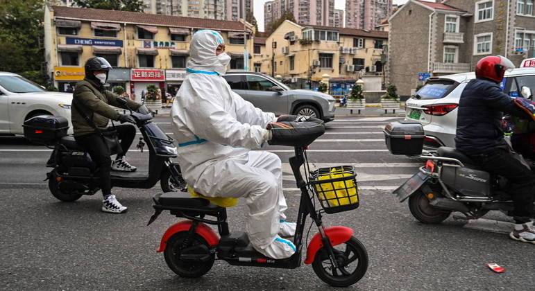 Cidadãos chineses, porém, ainda usam equipamentos de proteção por conta própria