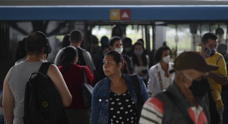 No Rio de Janeiro, a prefeitura começou a flexibilizar o uso de máscara
