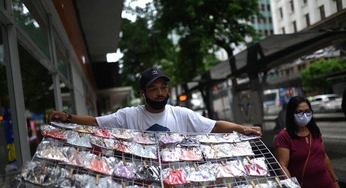 Vendedor ambulante com máscaras, na avenida Rio Branco, região central do Rio