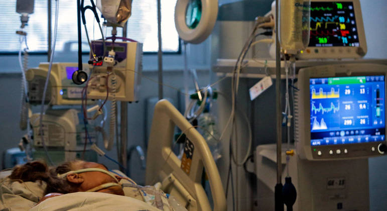 Paciente com covid recebe atendimento na UTI do Hospital Emilio Ribas, em São Paulo